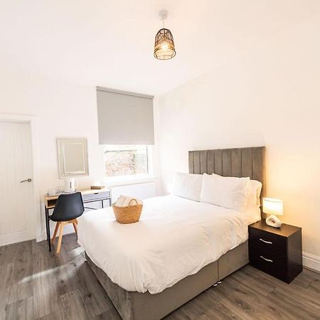 Room In Anfield Liverpool Bagian luar foto